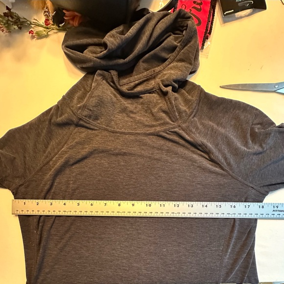 Gap Fit Lightweight Hoodie with Pockets and Thumb Hole Sleeves Size Med / Large - Picture 7 of 8